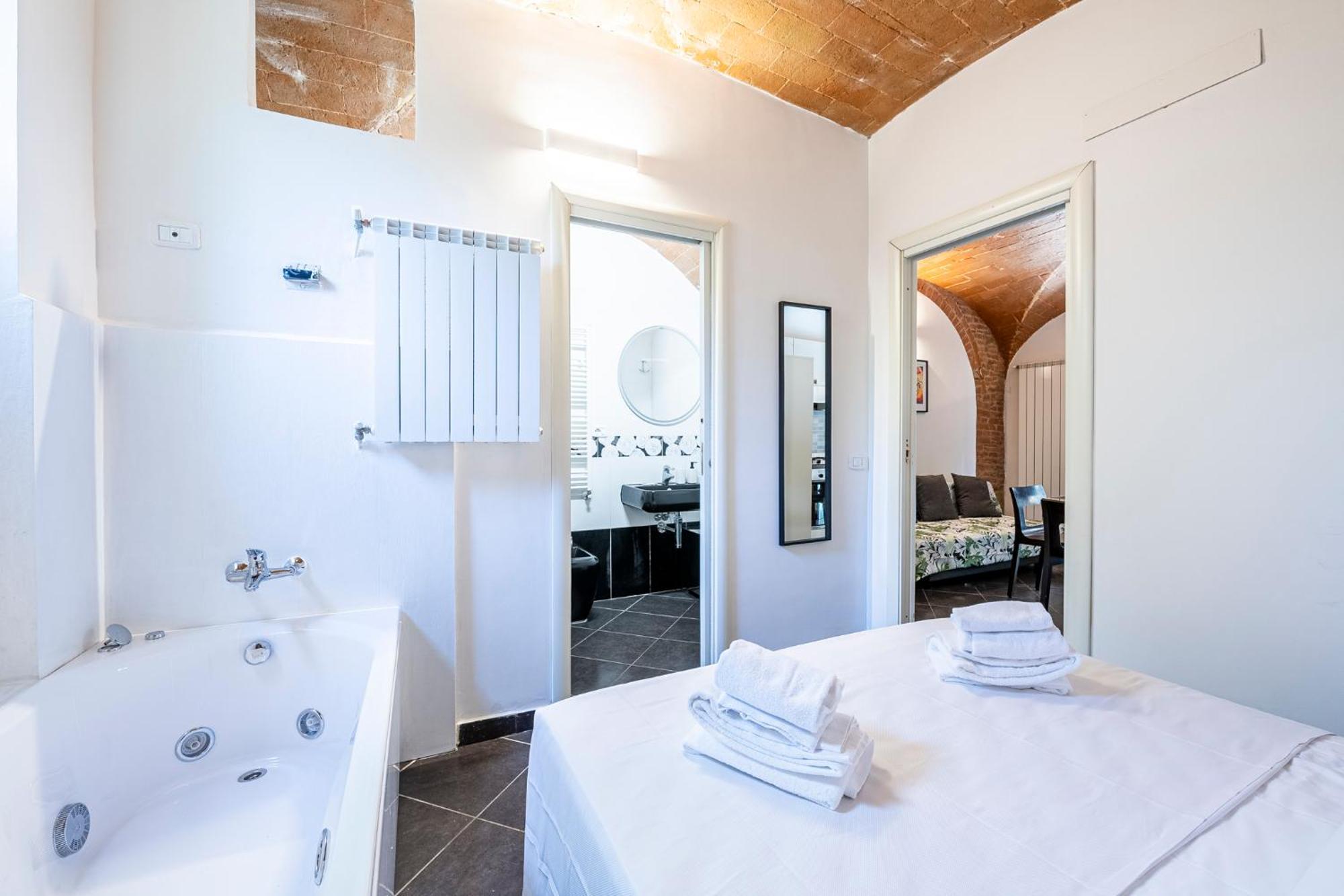 New Romantic With Private Jacuzzi & Fast Wifi In Historic Center Of